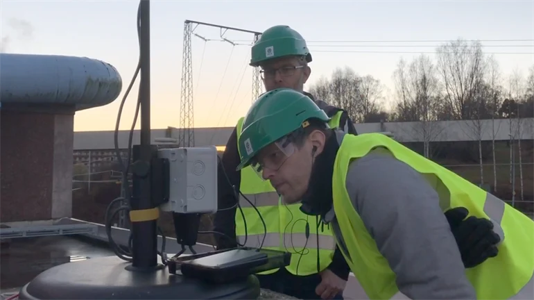 Installations av ljudmätningsutrustning på SCA:s tak.