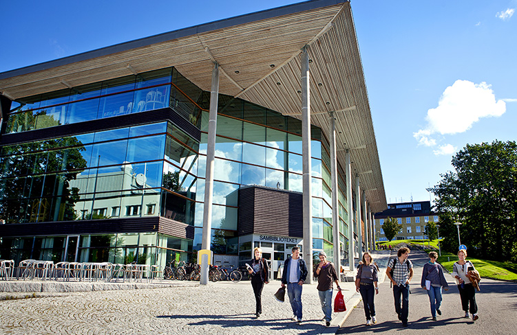 Det fattas beslut om att verksamheten i Härnösand ska omlokaliseras till Sundsvall. Kritiken är massiv och Torbjörn Fälldin som varit en drivande kraft i Mitthögskolans tillkomst lämnar tillbaka både doktorshatt och doktorsring. Efter samtal med rektor Anders Söderholm beslutas att hatt och ring ska vidarebefordras till utbildningsministern.