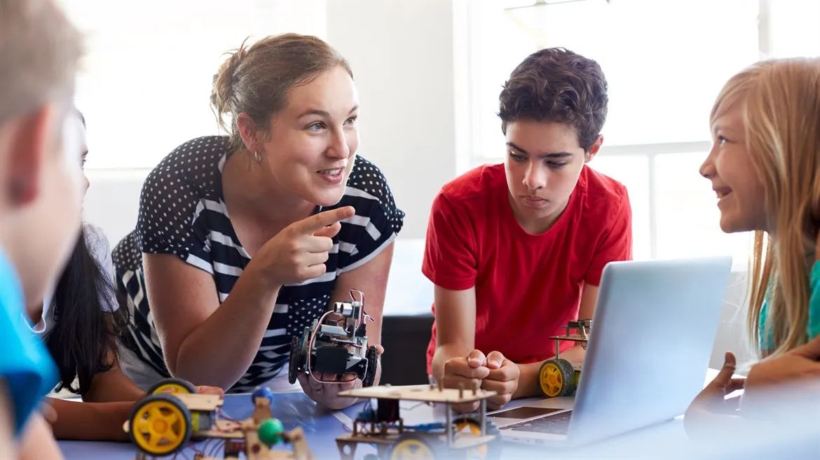 lärare pedagog klassrum grundskola teknik robot