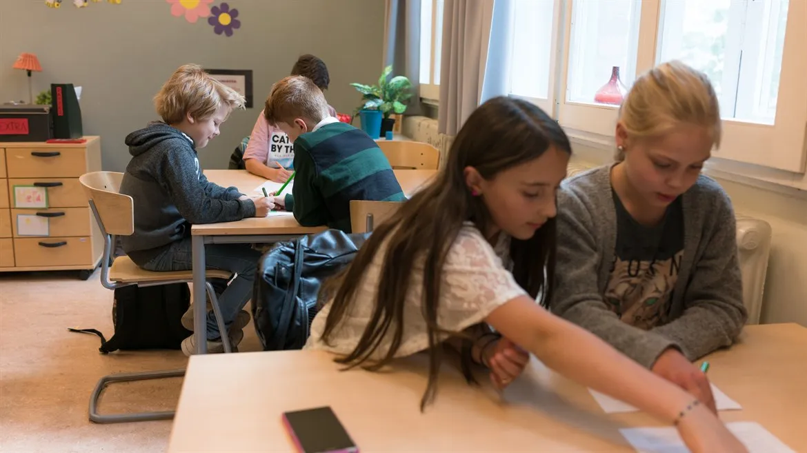 Skola klassrum skolbarn