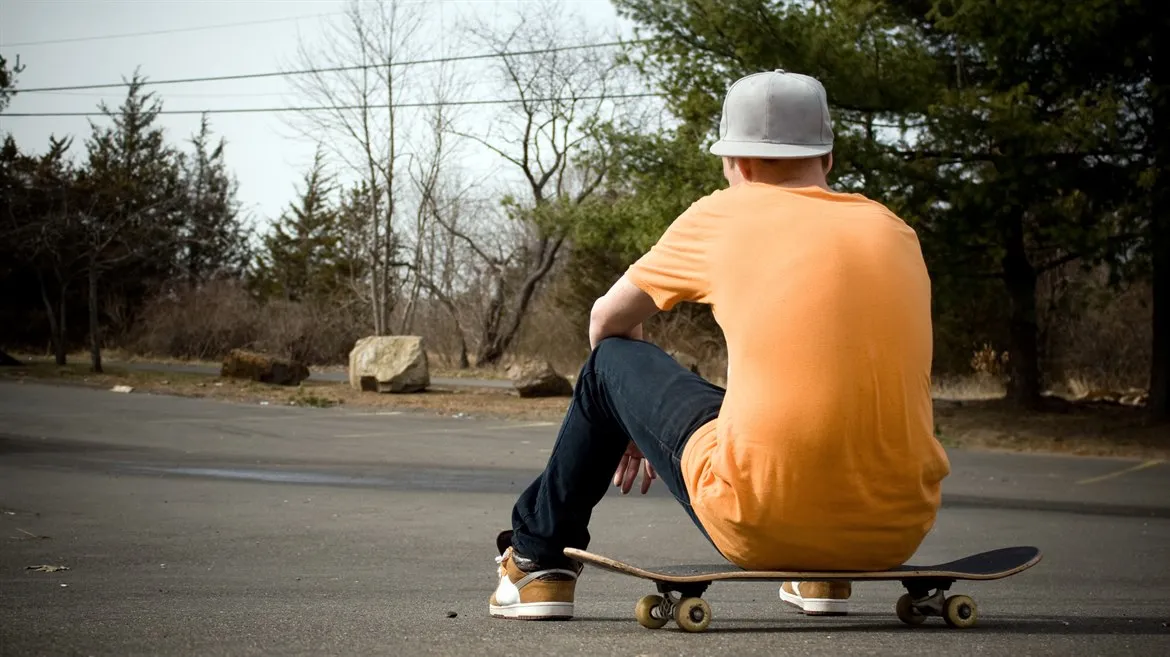 Kille på skateboard