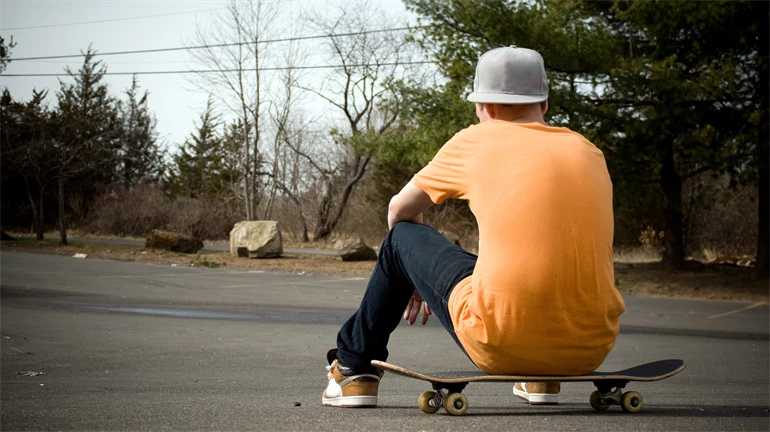 Kille på skateboard