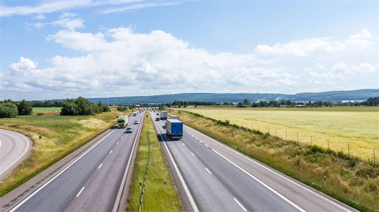 Trafik på motorväg under sommaren