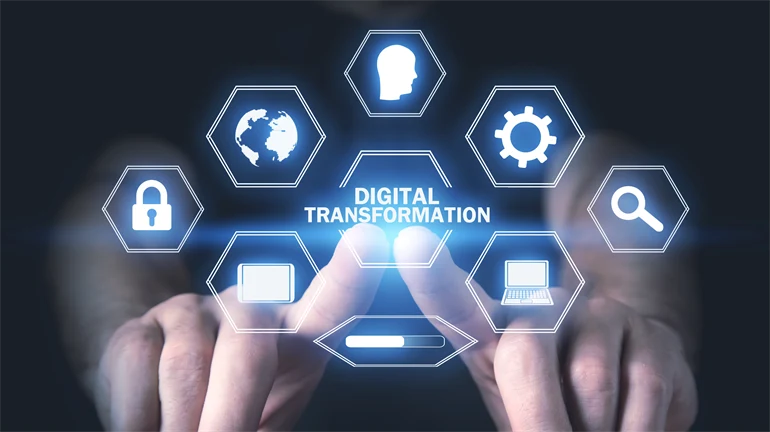 Digital transformation, symboler och två händer.