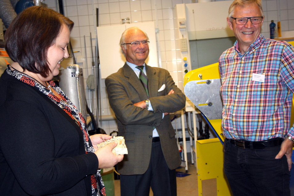 Birgitta Engberg och Staffan Nyström tog emot kungen i FSCNs trälabb