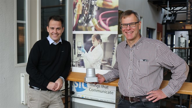 Mattias O´Nils och Örjan Martelleur med radonsensorn