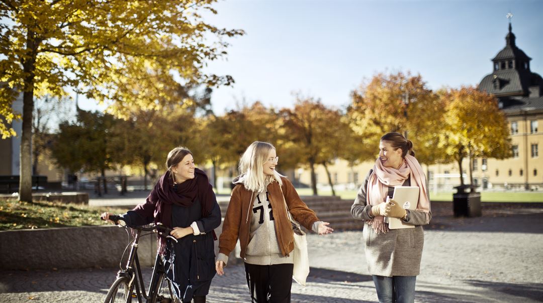 Studenter på campus