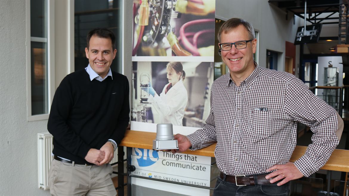 Mattias O´Nils och Örjan Martelleur med radonsensorn