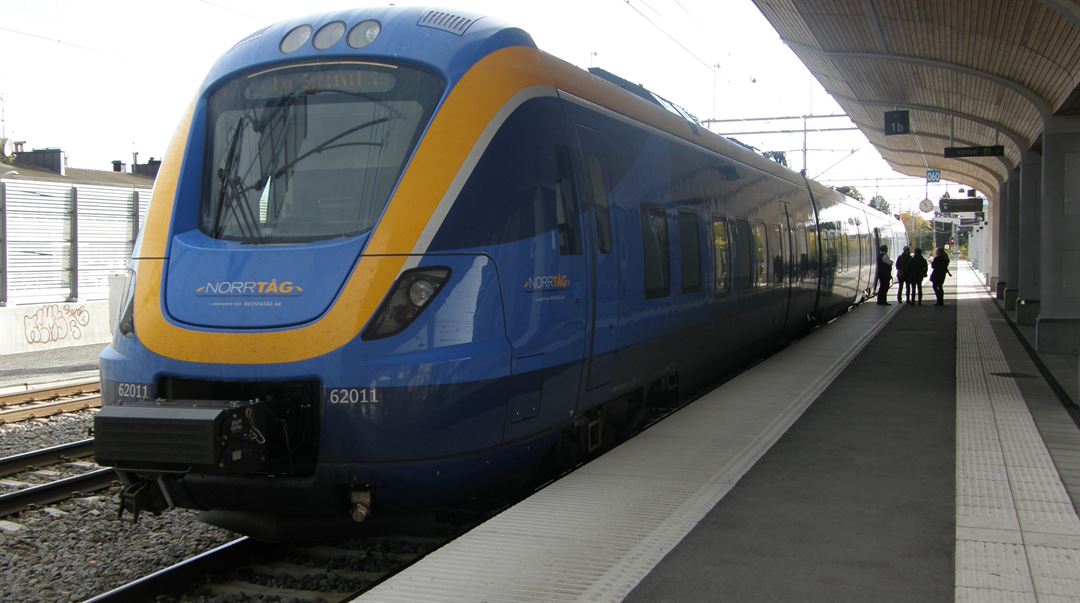 Tåg från Norrtåg, tågvagn vid perrong