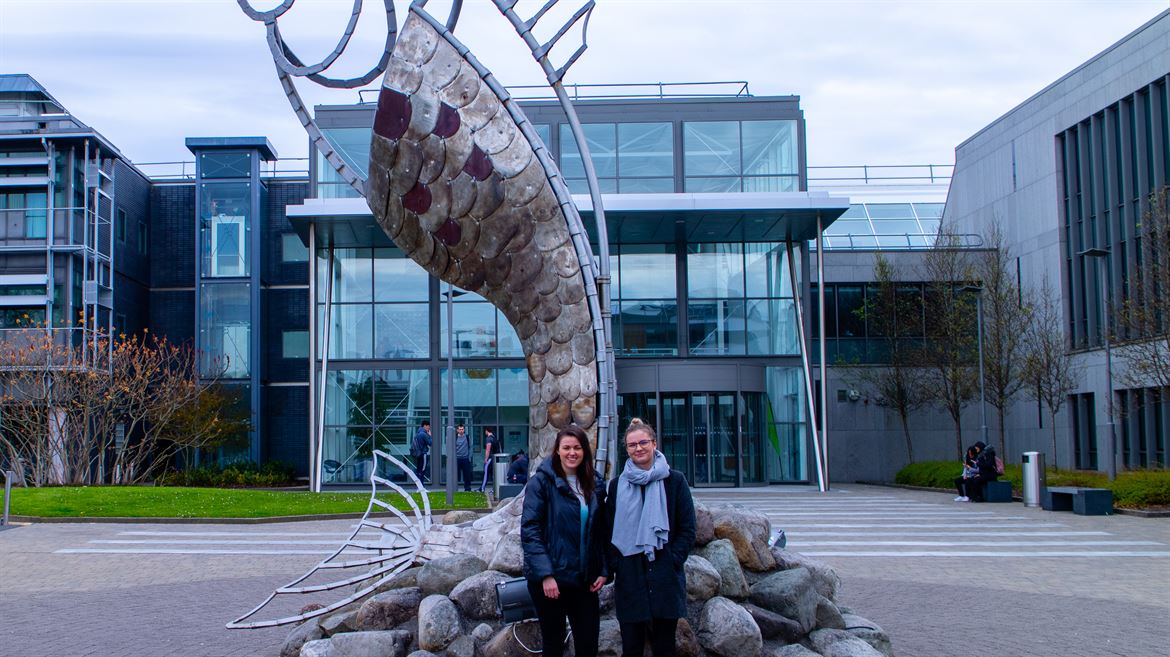 Felicia och Celie utanför IT Sligo