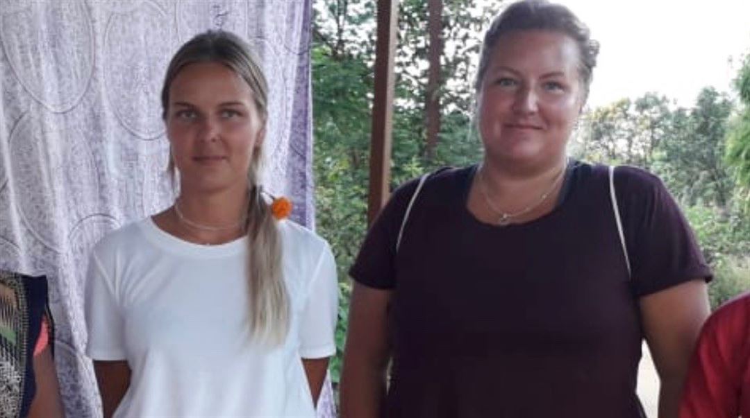 Socionomstudenter på praktik i Mumbai, Indien. Amanda i vit och Sandra i svart tröja.