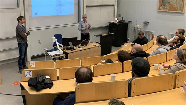 Studenter sitter i en föreläsningssal och lyssnar på en gästföreläsning.