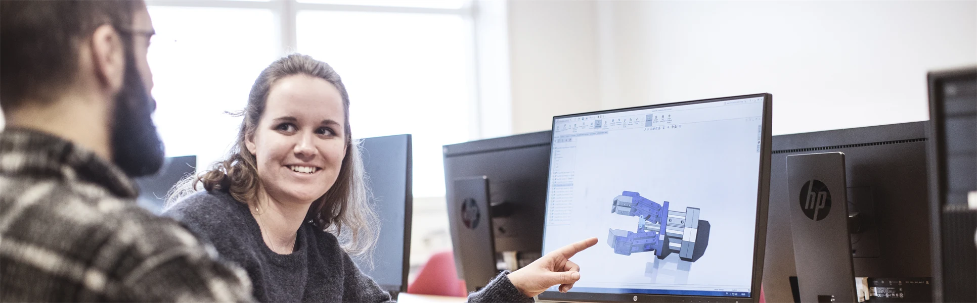 Studenter vid sportteknologi jobbar med CAD