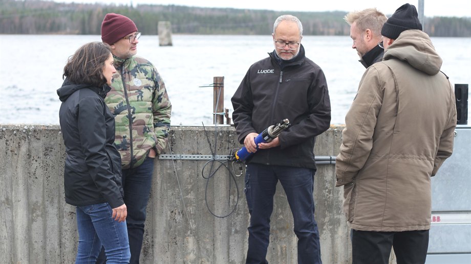 Projektgruppen AMORE vid Kattstrupeforsen. Från vänster: Sharon Maes, Mattias Tancred, Niklas Strömbeck, Peter Carlsson och Robert Lundqvist. Projektmedlemmar som saknas på bilden: Anders Jonsson, Jonas Kråik, Jon Hildahl och Monica Odlare