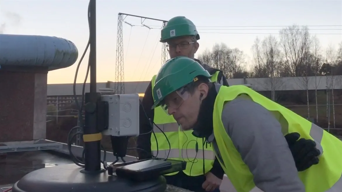 Installations av ljudmätningsutrustning på SCA:s tak.