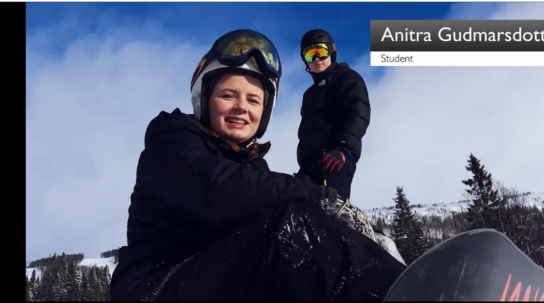 Två studenter i en skidbacke i åre. En tjej och en kille.