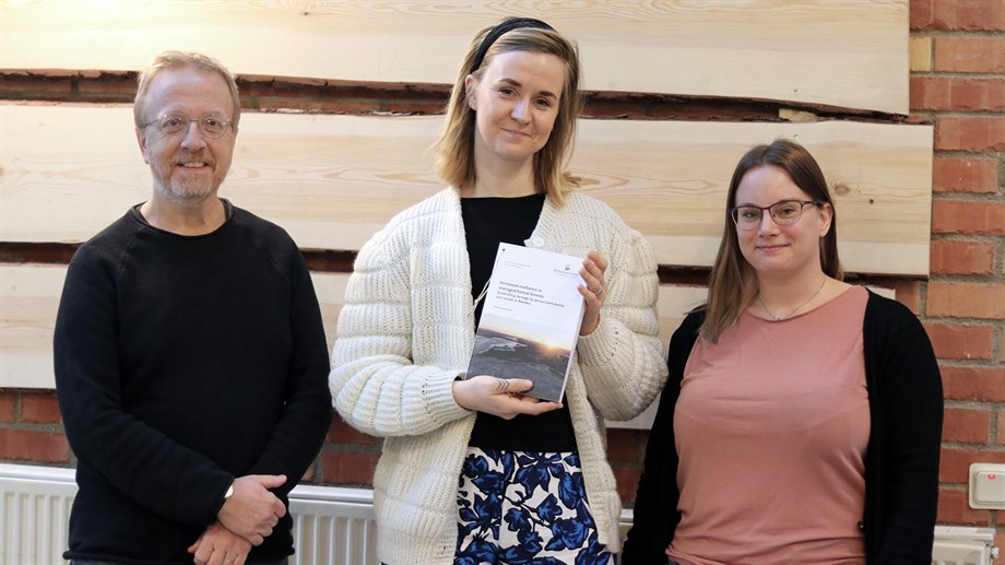 Matilda Lindmark tillsammans med handledare Bengt-Gunnar Jonsson och Erika Wallin.