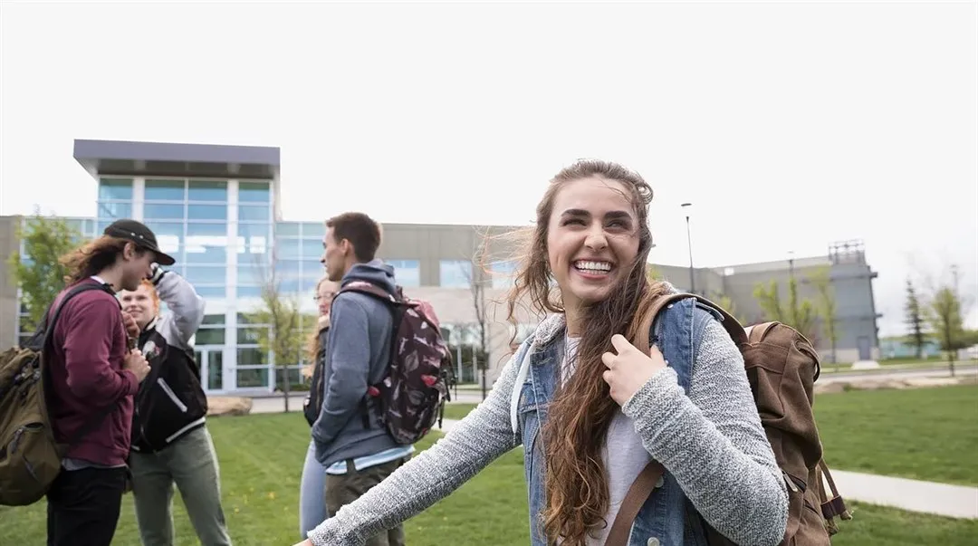 Studenter på campus