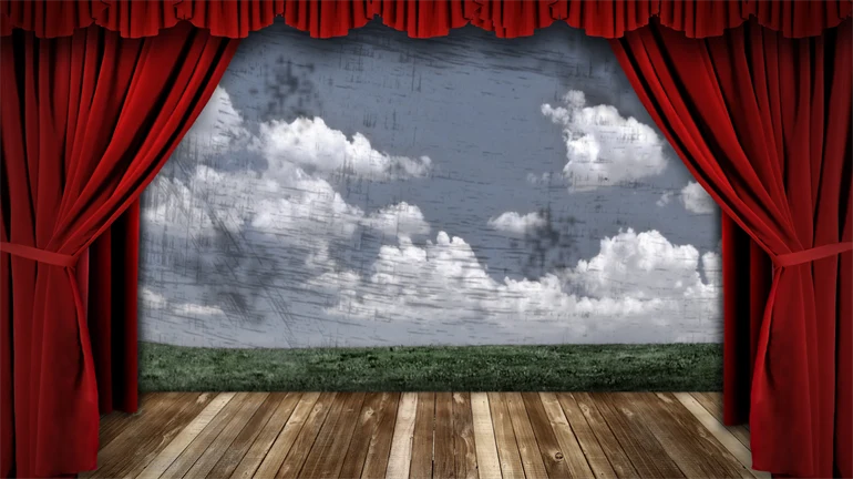 Röd teatergardin med himmelsbakgrund