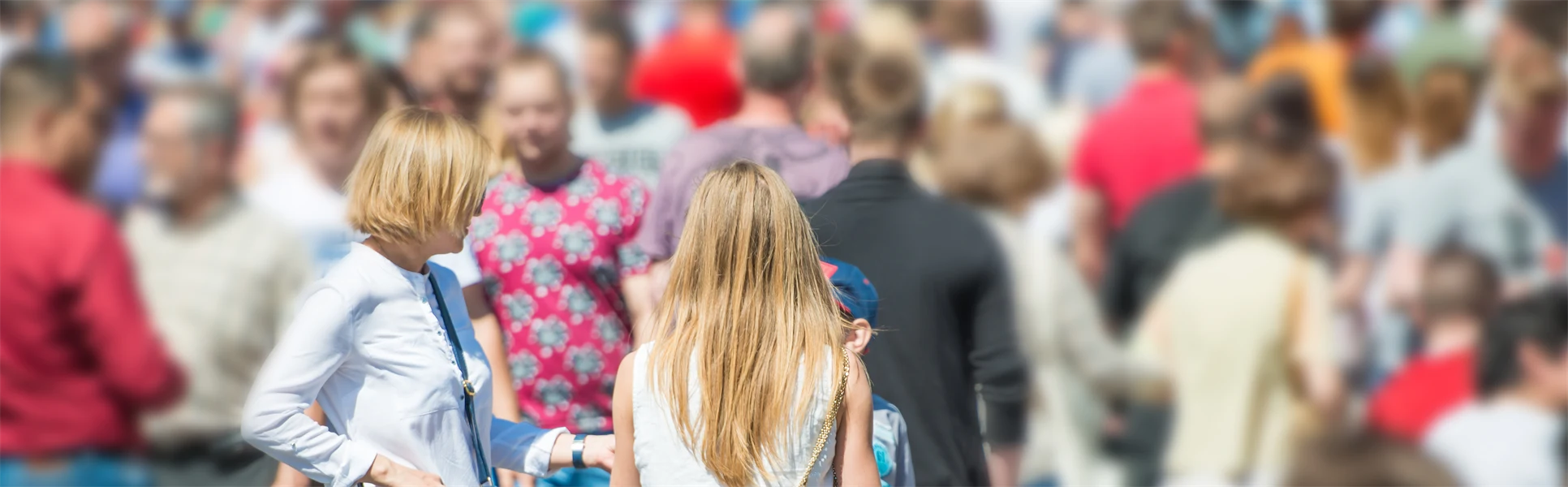 Folksamling på en stadsgata