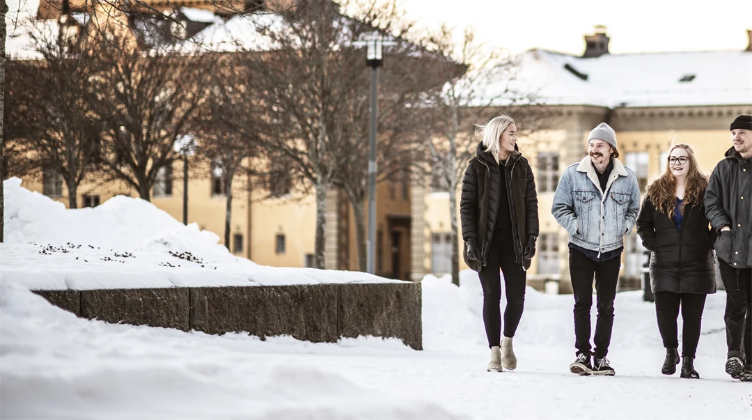 Studenter utanför Campus Östersund