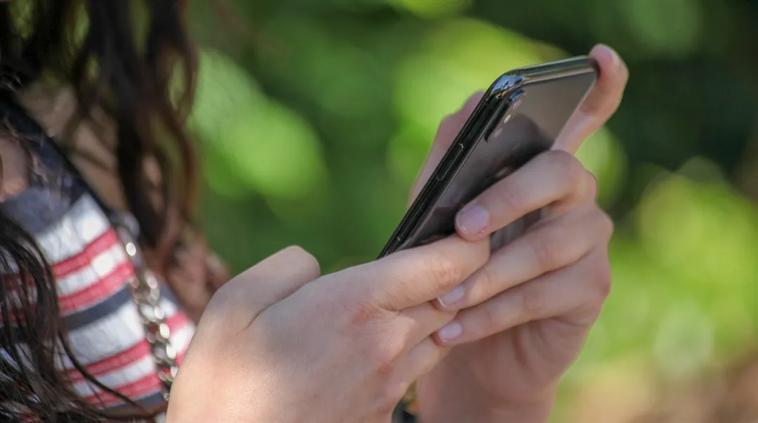 Tjej med mobiltelefon
