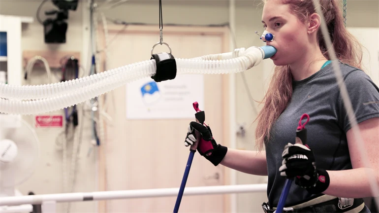 VO2max-test med Petra Holmbom, student på Idrottsvetenskapligt program. Testledare Hampus Lindblom